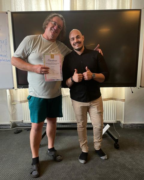 Maroš Kellner a Dr. Achi s certifikátom, palce hore
